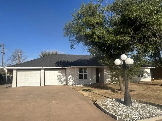 Front exterior — 802 N Sherman Avenue, Levelland, TX 79336