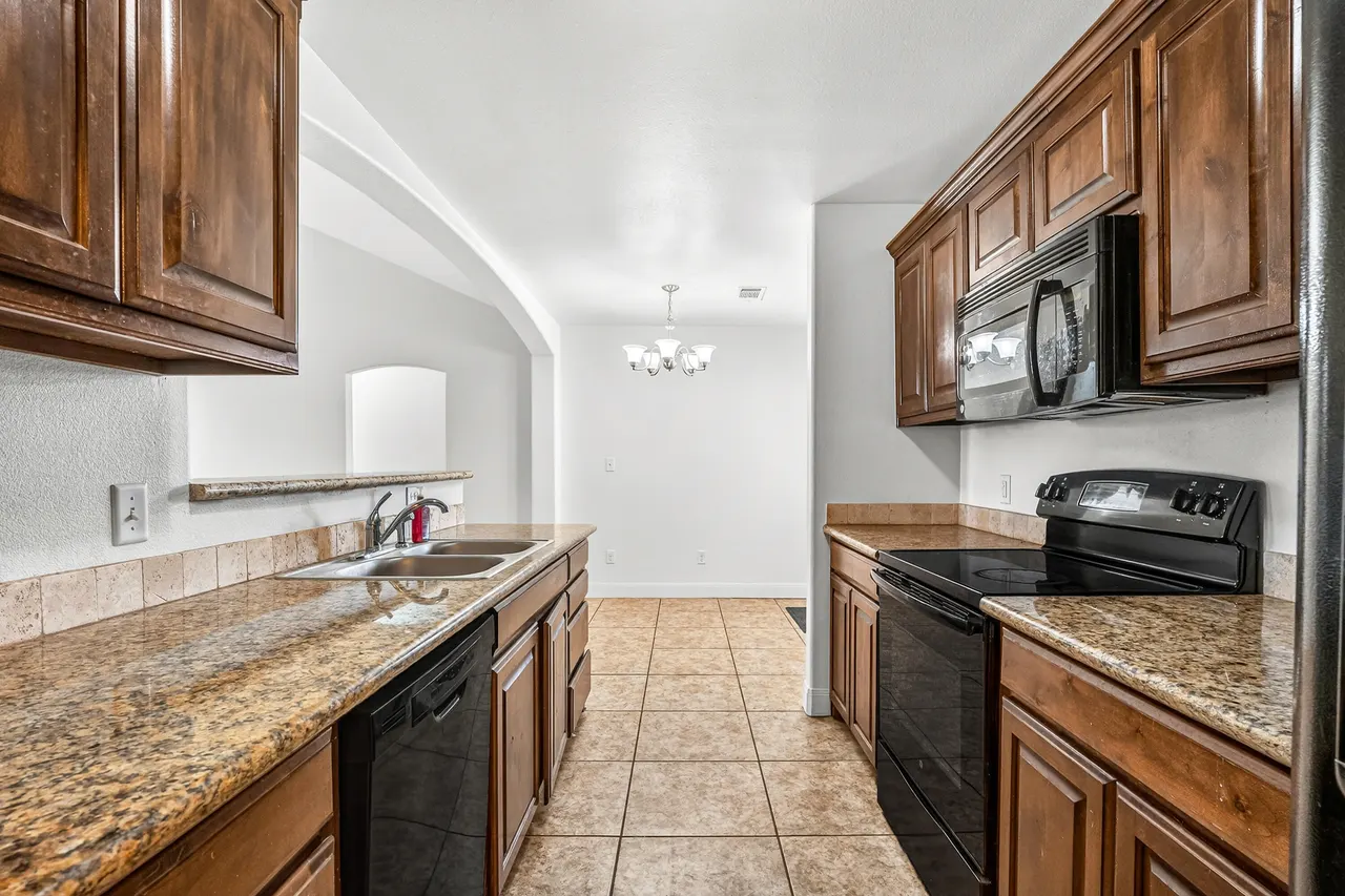 Photo 12 — 4803 Fordham Street, Lubbock, TX 79416