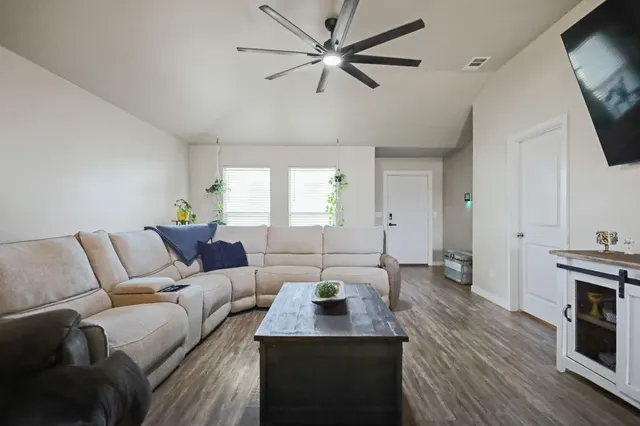 Photo 5 — 325 E 34th Street, Wolfforth, TX 79382