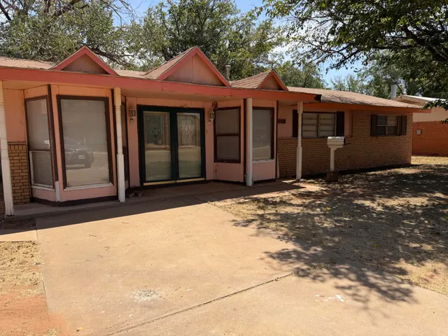 Front exterior — 1106 S Lons Street, Brownfield, TX 79316