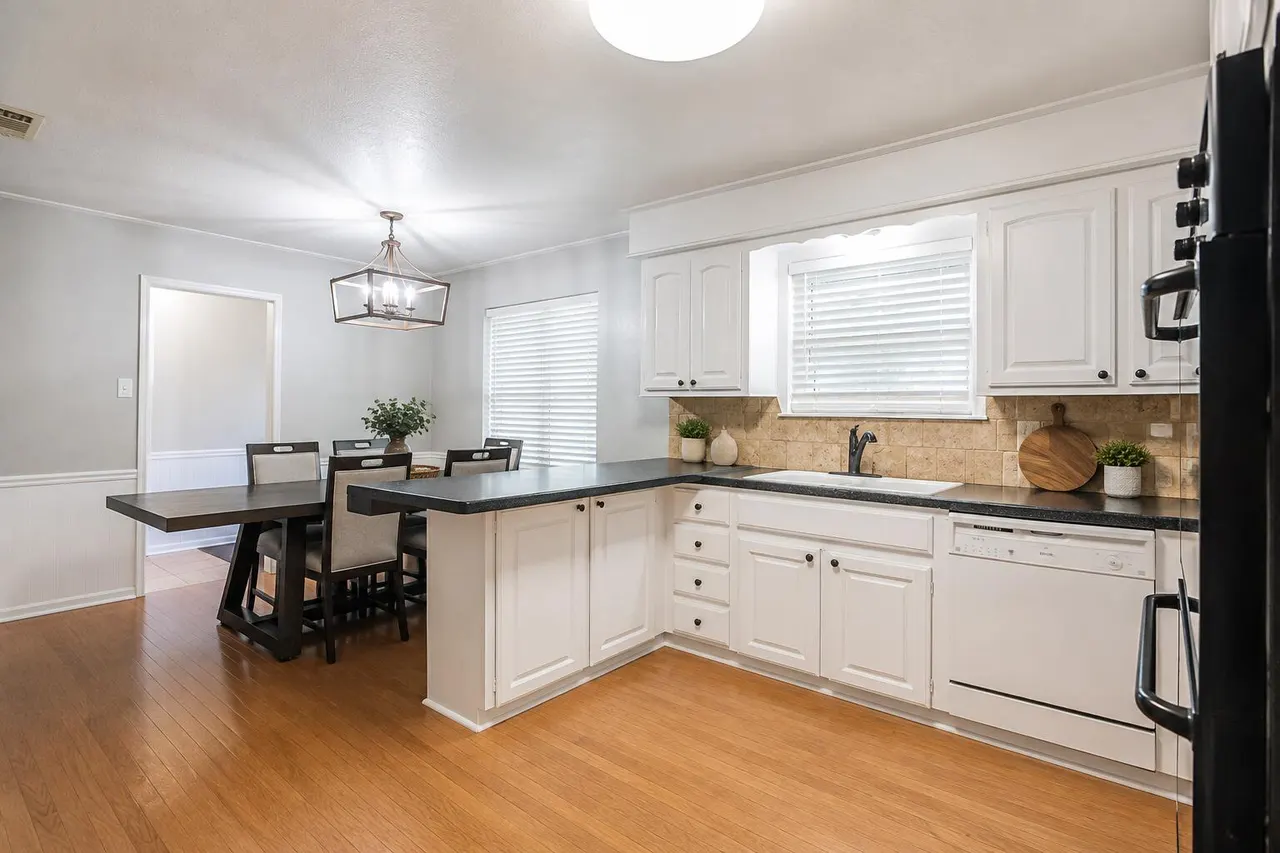 Photo 5 — 1606 E Casa Linda Lane, Brownfield, TX 79316