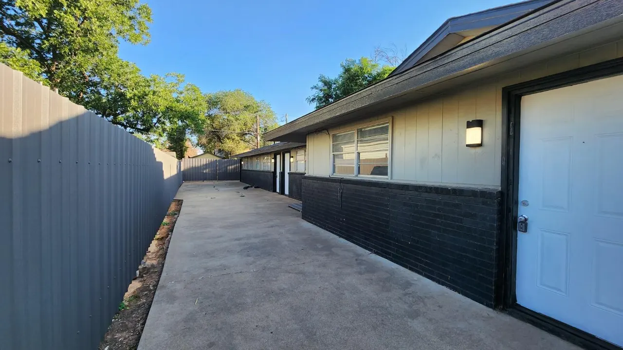 Photo 3 — 2207 15th Street A, Lubbock, TX 79401