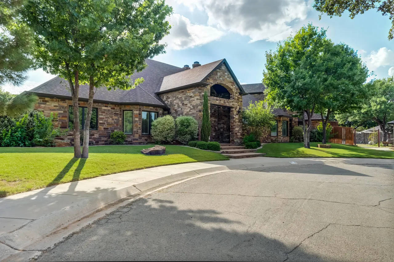 Photo 2 — 15 Whisperwood Circle, Lubbock, TX 79416