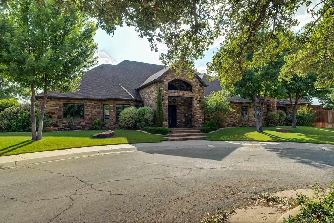 Photo 3 — 15 Whisperwood Circle, Lubbock, TX 79416