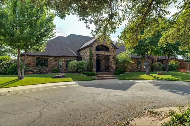 Photo 3 — 15 Whisperwood Circle, Lubbock, TX 79416