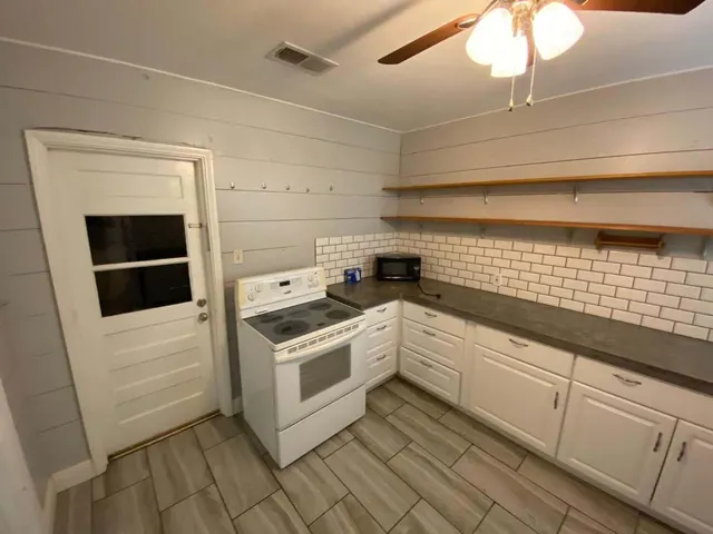 Photo 8 — 2420 29th Street, Lubbock, TX 79411