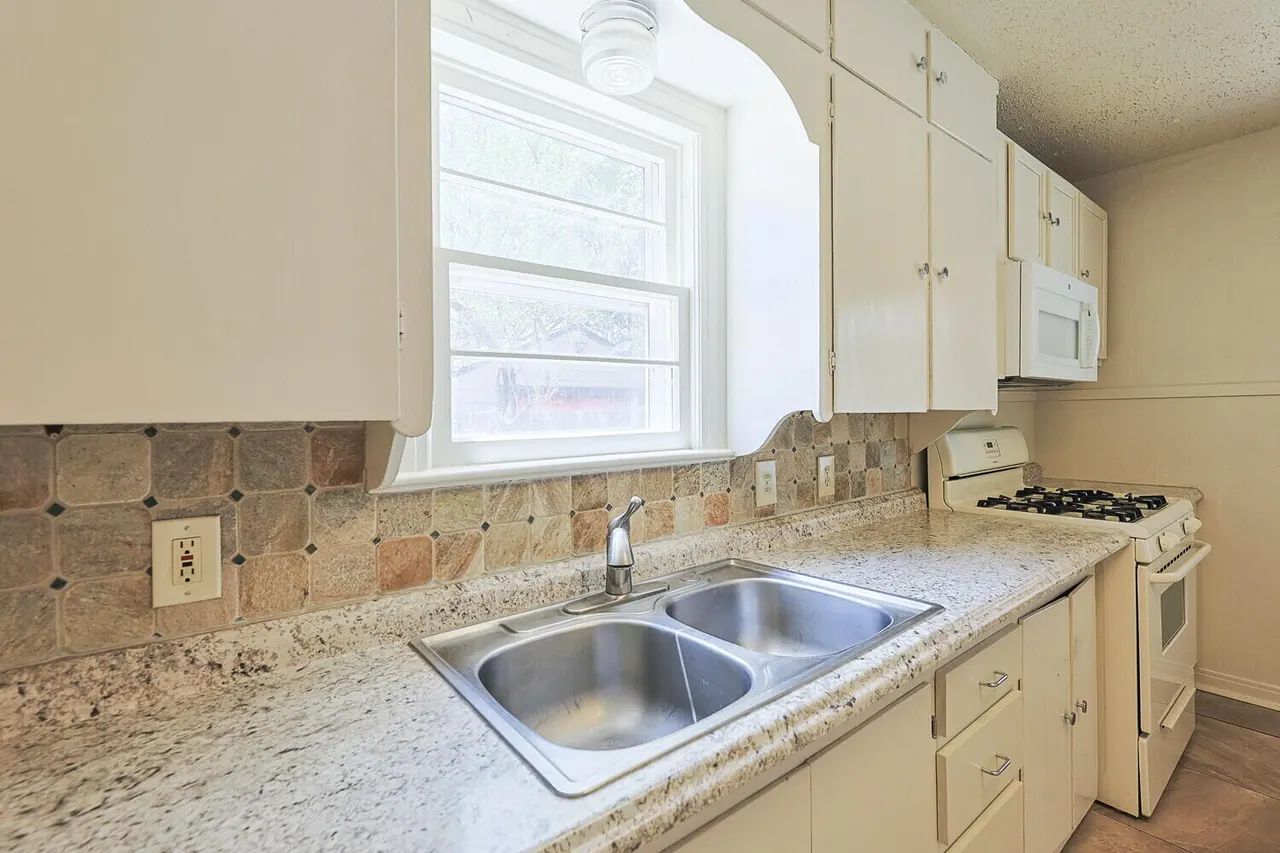 Photo 16 — 2305 21st Street, Lubbock, TX 79411