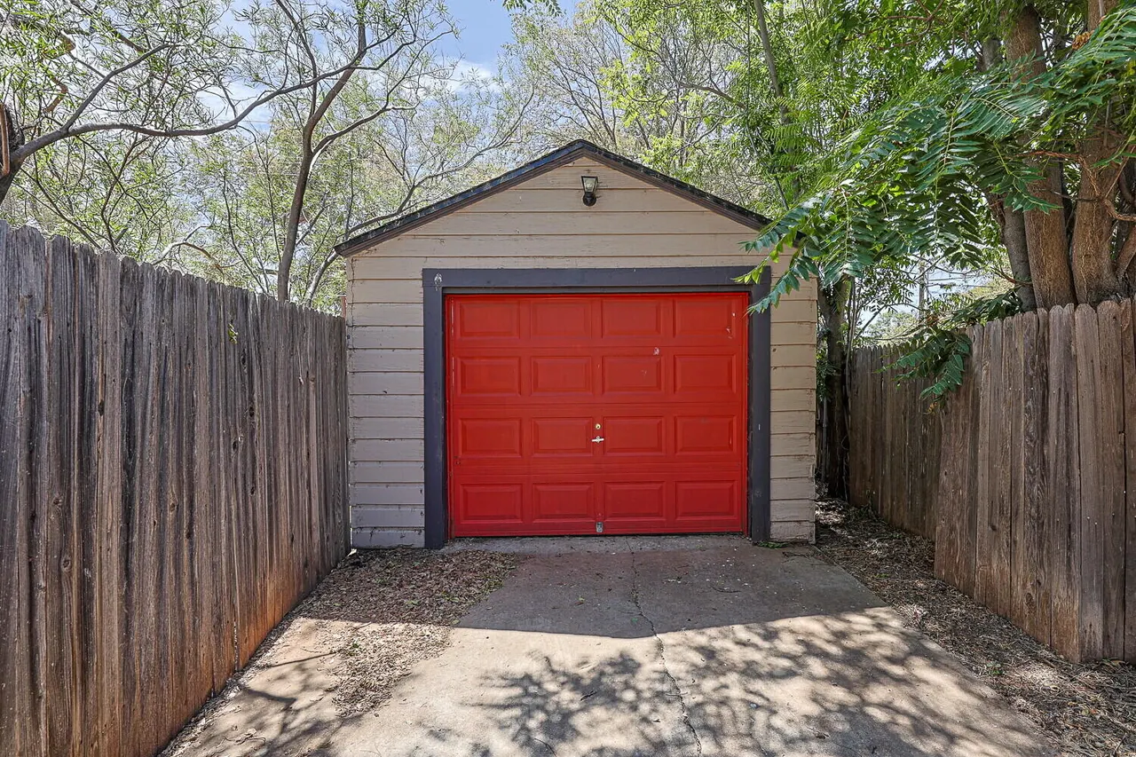 Photo 5 — 2305 21st Street, Lubbock, TX 79411