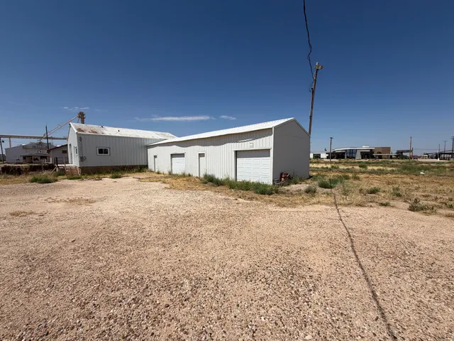Photo 2 — 1106 Railroad Avenue, Levelland, TX 79336
