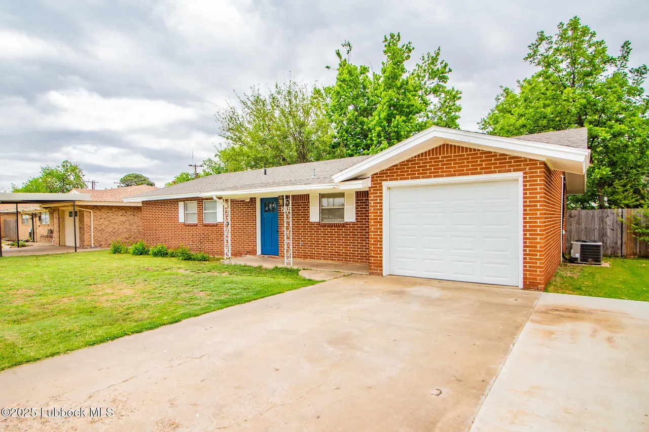 Photo 2 — 815 Cedar Street, Floydada, TX 79235