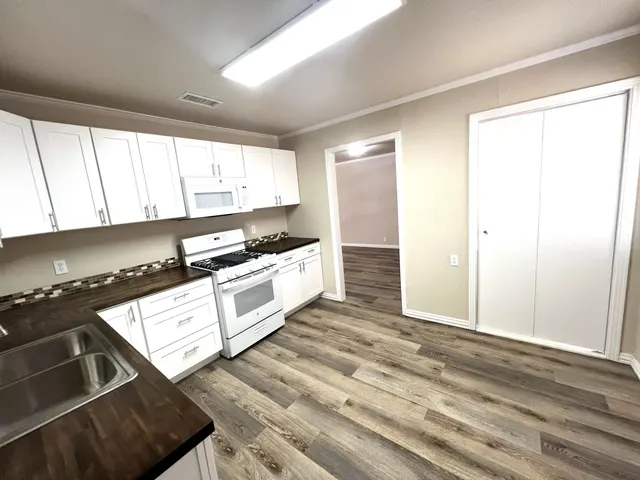 Photo 8 — 1910 64th Street, Lubbock, TX 79412
