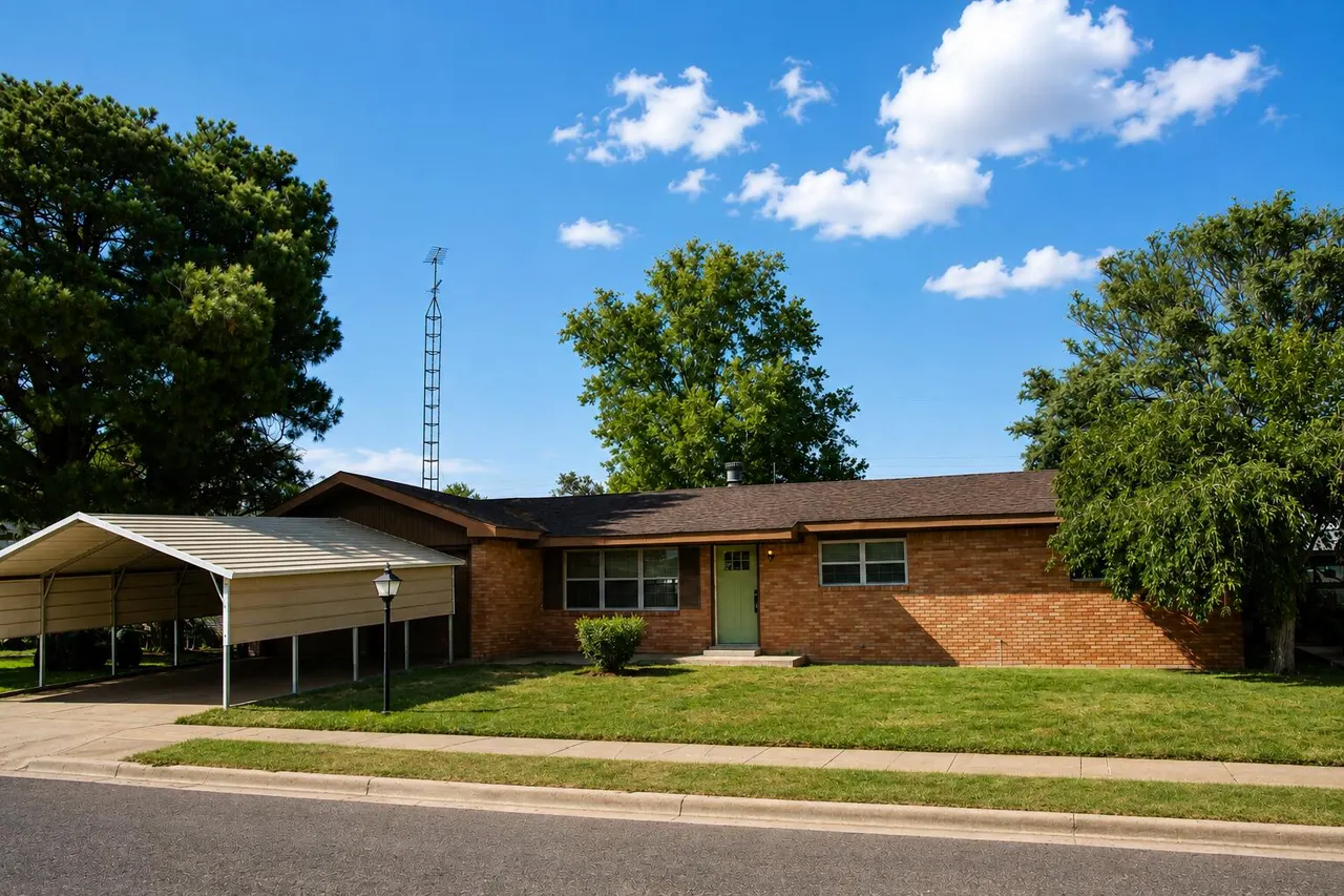 Front exterior — 1005 NE 1st Street, Earth, TX 79031
