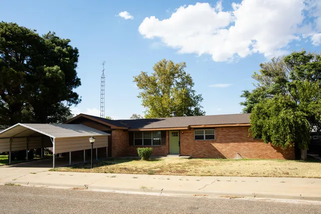 Photo 2 — 1005 NE 1st Street, Earth, TX 79031