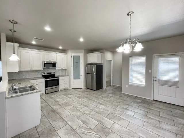 Photo 5 — 11206 Akron Avenue, Lubbock, TX 79423
