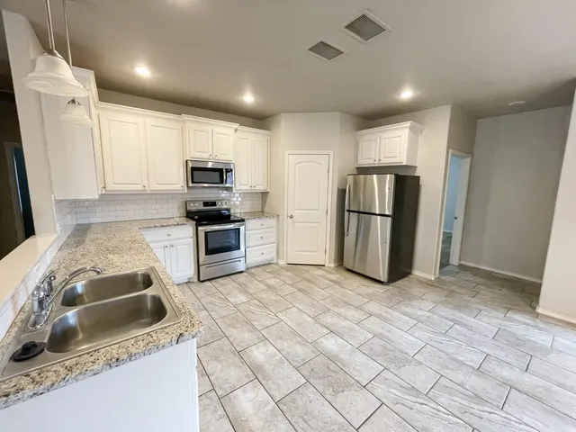 Photo 3 — 11207 Akron Avenue, Lubbock, TX 79423