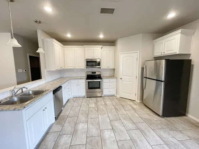 Photo 4 — 11207 Akron Avenue, Lubbock, TX 79423