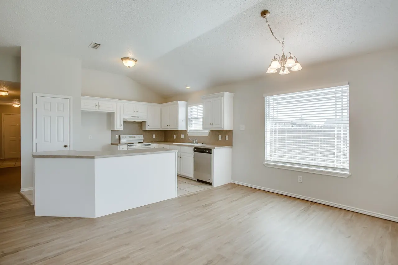 Photo 3 — 9708 Avenue U B, Lubbock, TX 79423
