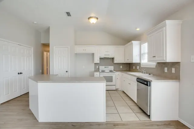 Photo 4 — 9708 Avenue U B, Lubbock, TX 79423