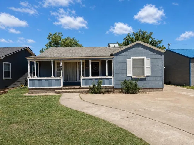 Photo 2 — 205 11th Street, Levelland, TX 79336