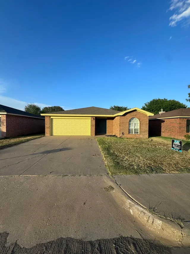 Photo 2 — 811 Ironton Drive, Lubbock, TX 79416