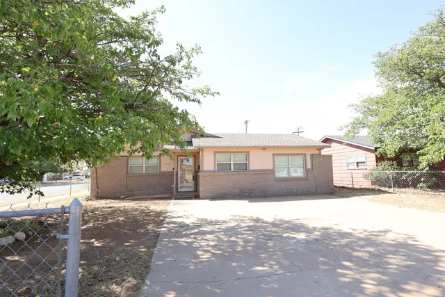 Photo 3 — 1724 E 2nd Place, Lubbock, TX 79403