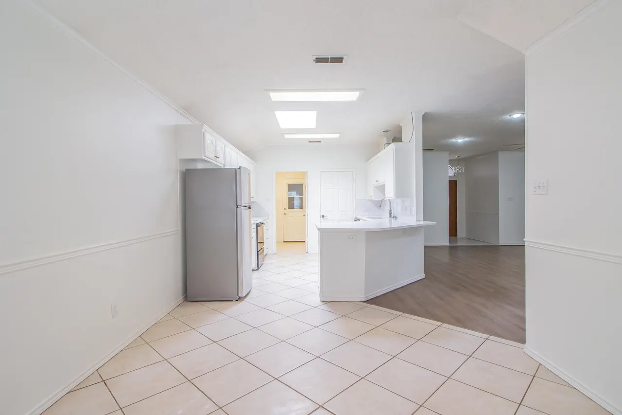 Photo 8 — 905 Kirby Avenue, Lubbock, TX 79416