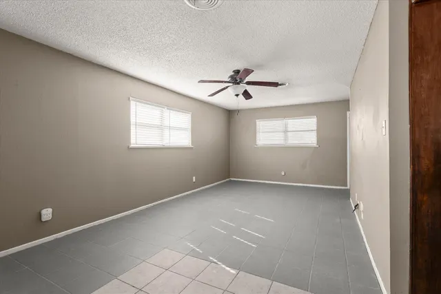 Photo 4 — 327 Cherry Street, Levelland, TX 79336