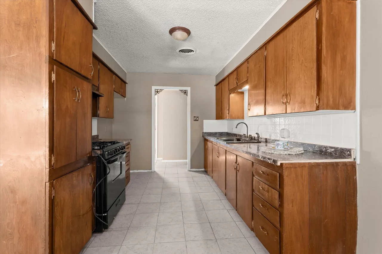 Photo 7 — 327 Cherry Street, Levelland, TX 79336