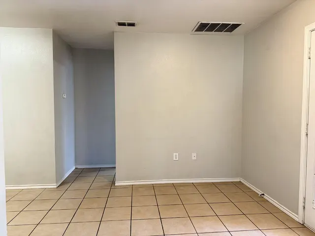 Photo 5 — 304 N Brentwood Avenue A, Lubbock, TX 79416