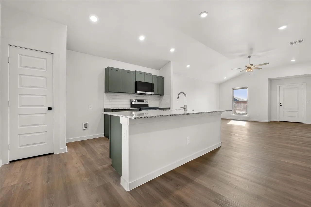Photo 14 — 6305 Viola Avenue, Lubbock, TX 79407