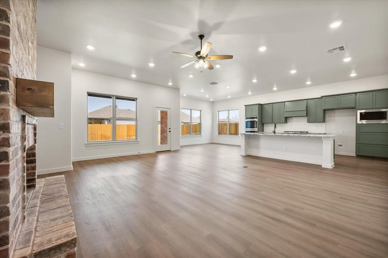 Photo 5 — 6924 18th Place, Lubbock, TX 79416