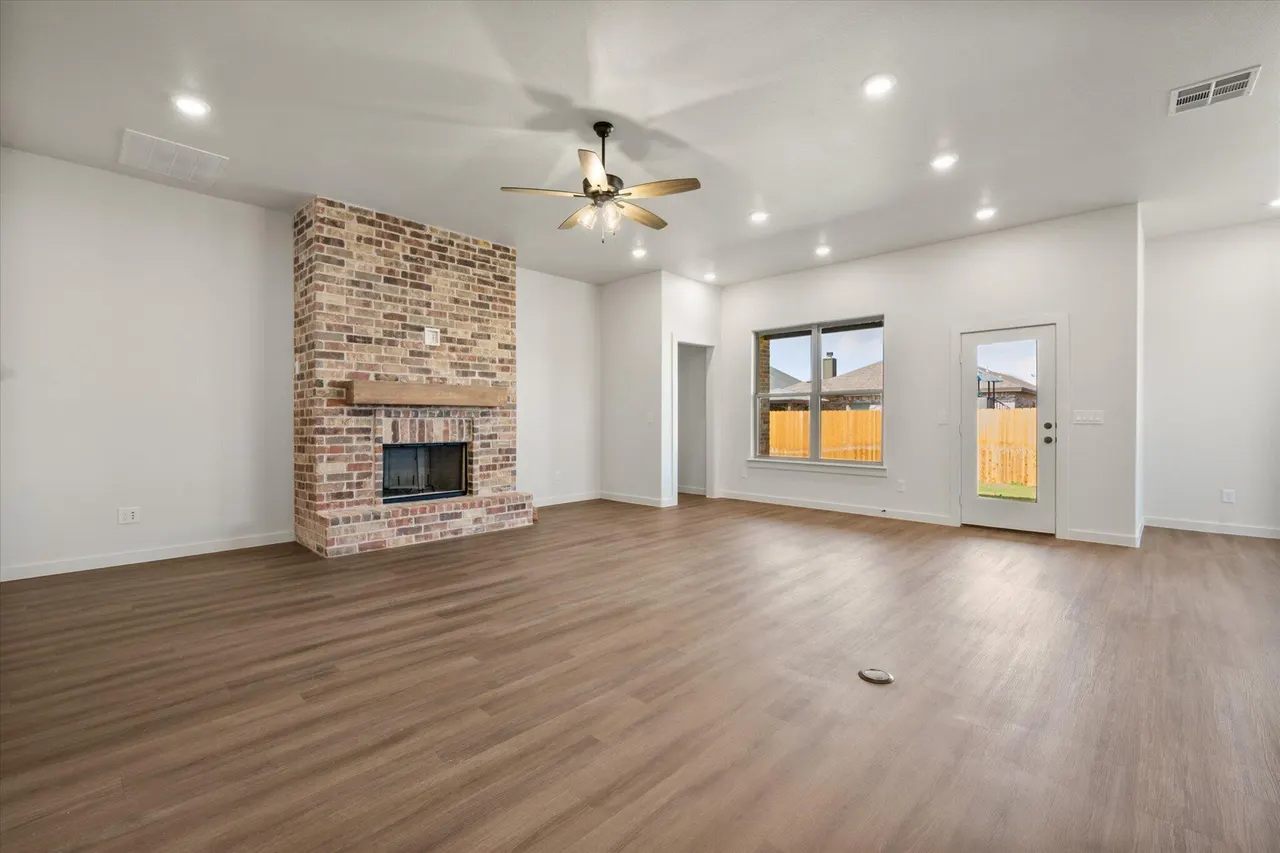 Photo 7 — 6924 18th Place, Lubbock, TX 79416