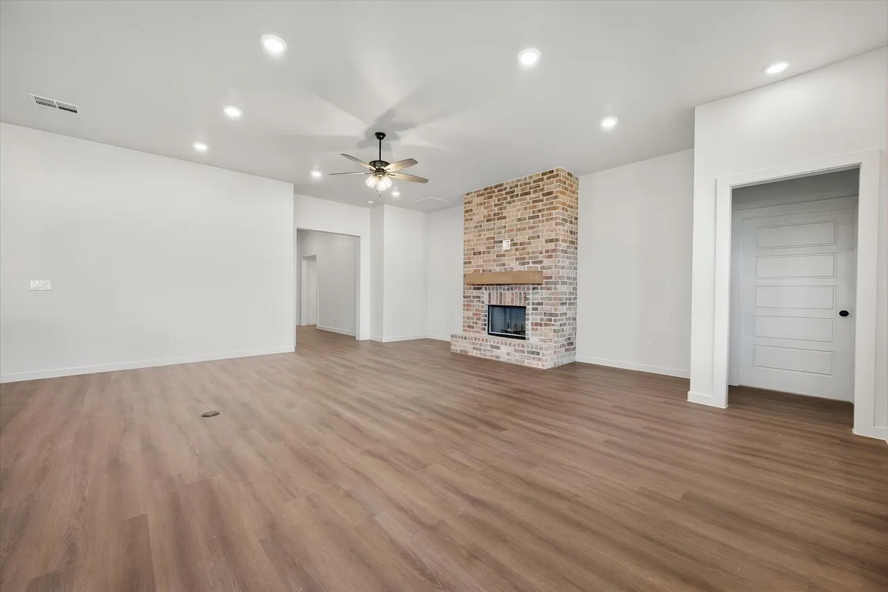 Photo 8 — 6924 18th Place, Lubbock, TX 79416