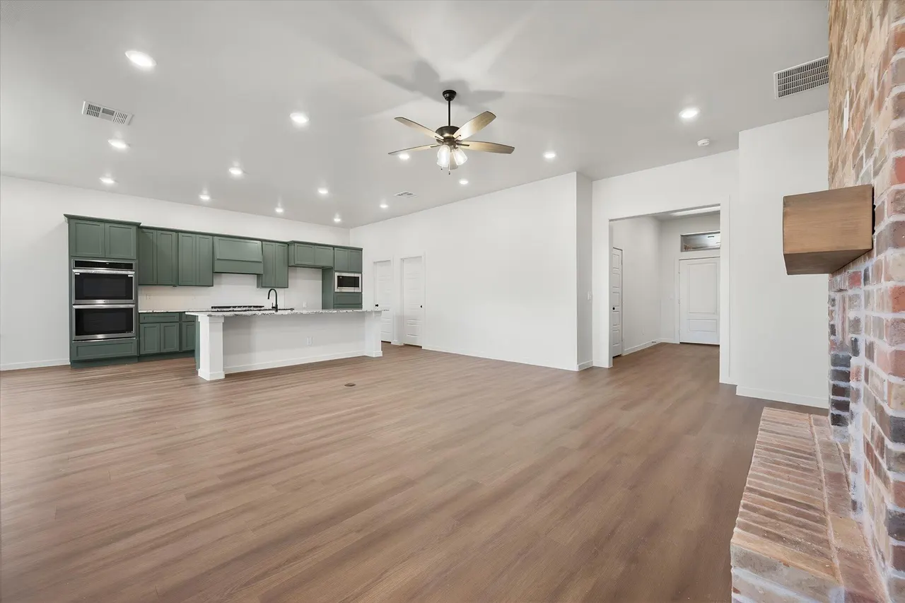 Photo 9 — 6924 18th Place, Lubbock, TX 79416