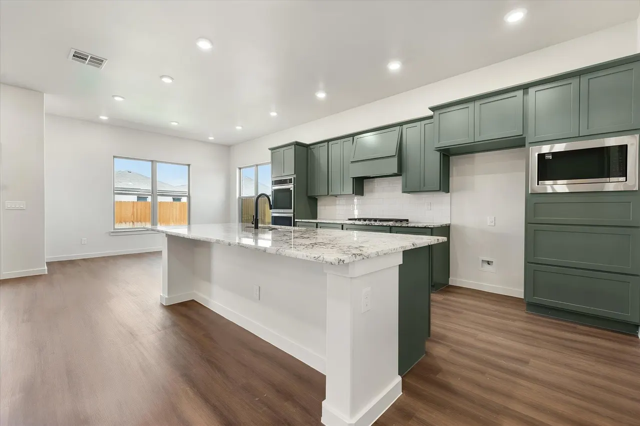 Photo 11 — 6924 18th Place, Lubbock, TX 79416