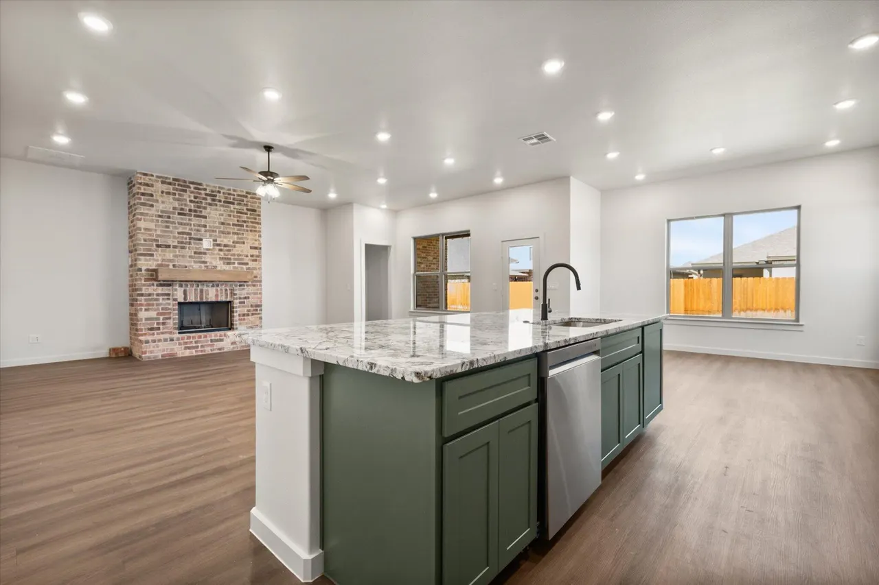 Photo 14 — 6924 18th Place, Lubbock, TX 79416