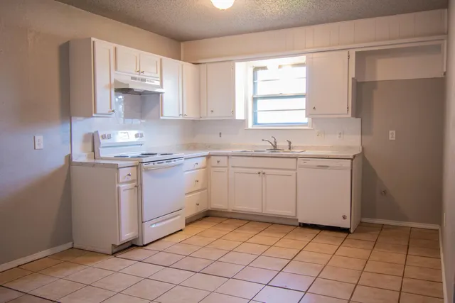 Photo 4 — 6305 29th Street, Lubbock, TX 79407