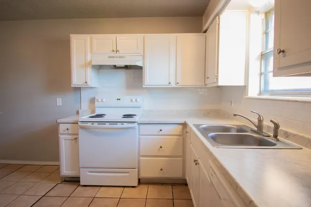 Photo 5 — 6305 29th Street, Lubbock, TX 79407