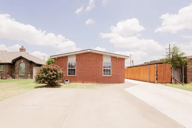 Photo 2 — 614 Locust Street, Idalou, TX 79329