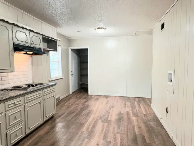 Photo 5 — 2002 31st Street, Lubbock, TX 79411