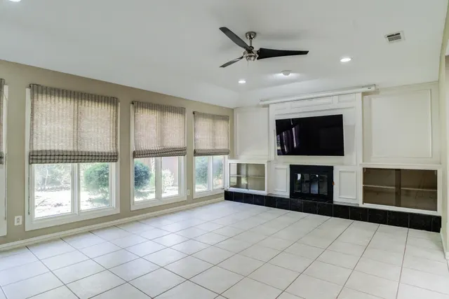 Photo 3 — 9604 Savannah Avenue, Lubbock, TX 79424