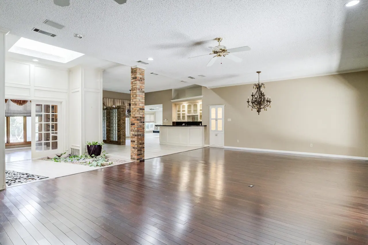 Photo 5 — 9604 Savannah Avenue, Lubbock, TX 79424