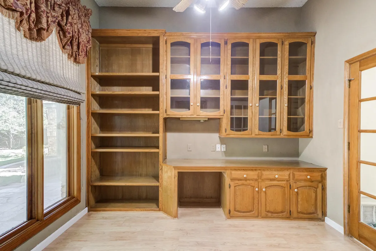 Photo 7 — 9604 Savannah Avenue, Lubbock, TX 79424