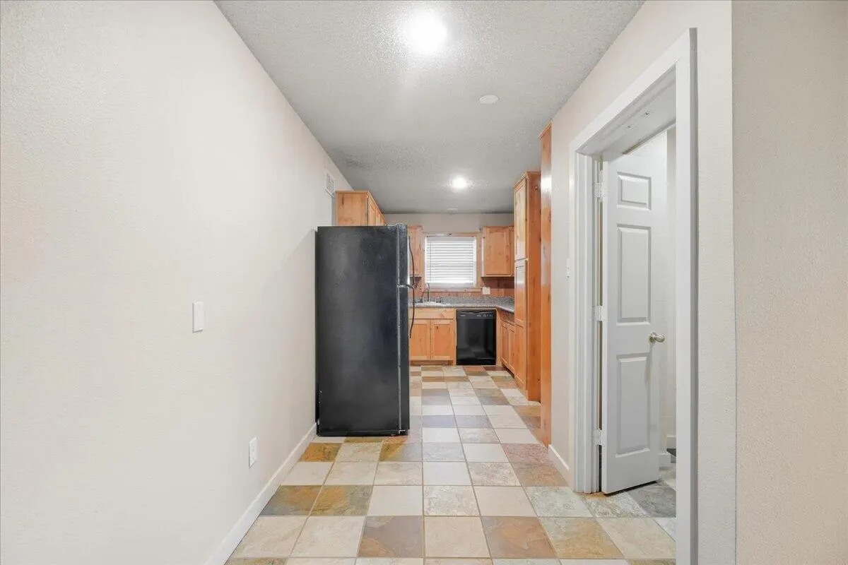 Photo 8 — 6915 Gary Avenue, Lubbock, TX 79413