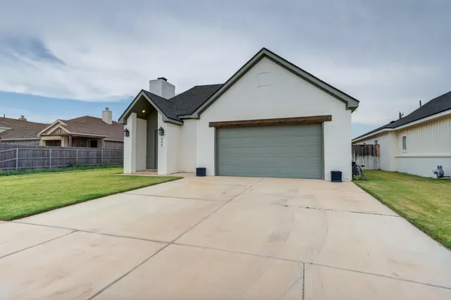 Photo 2 — 909 N Grover Avenue, Lubbock, TX 79416