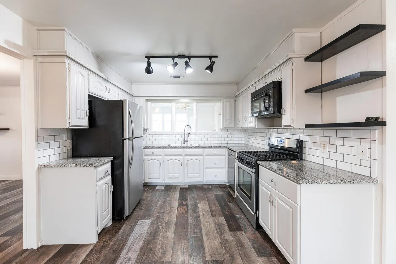 Photo 11 — 5709 80th Street, Lubbock, TX 79424