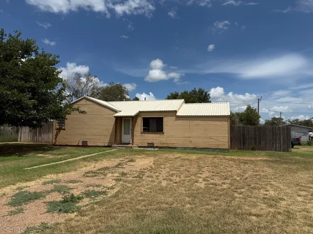 Photo 2 — 1507 Greenwood Street, Memphis, TX 79245