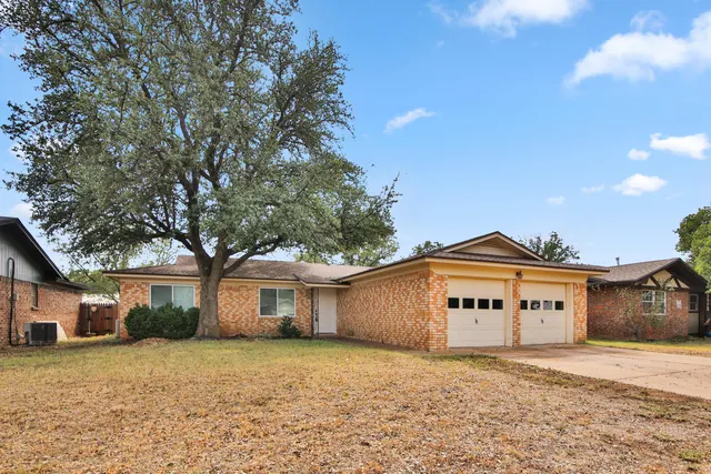 Photo 2 — 5511 1st Place, Lubbock, TX 79416