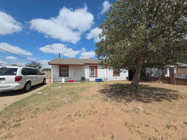 Front exterior — 2401 E 10th Street, Lubbock, TX 79403