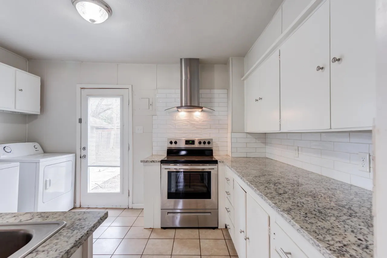 Photo 12 — 2404 25th Street, Lubbock, TX 79411